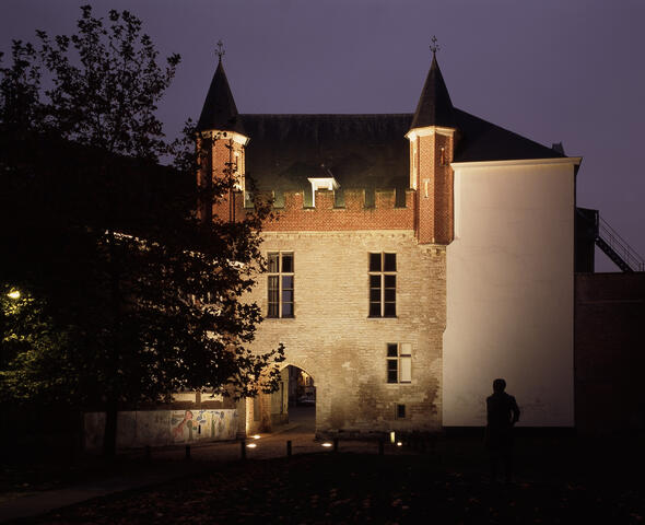 De Donkere Poort in het Prinsenhof bij late avond