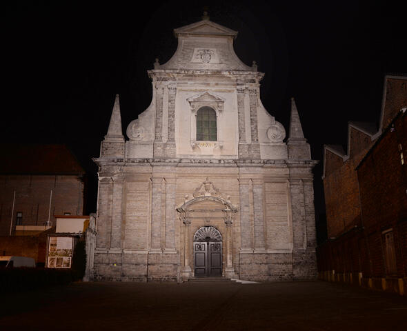 Façade éclairée du monastère des Carmes en fin de soirée