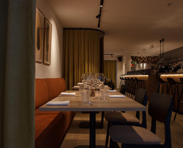 Gedekte tafel met stoelen en zitbank