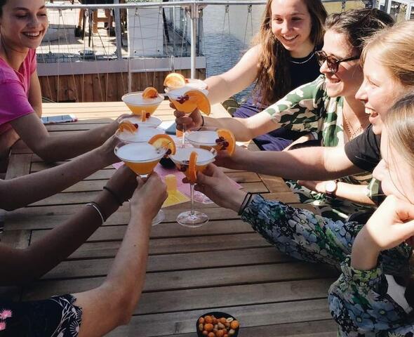 Dames drinken een cocktail