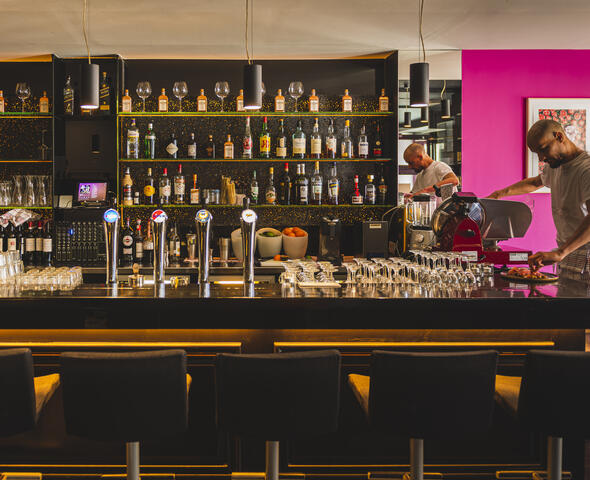 Bar van Godot en man die vlees snijdt met een vleesmachine