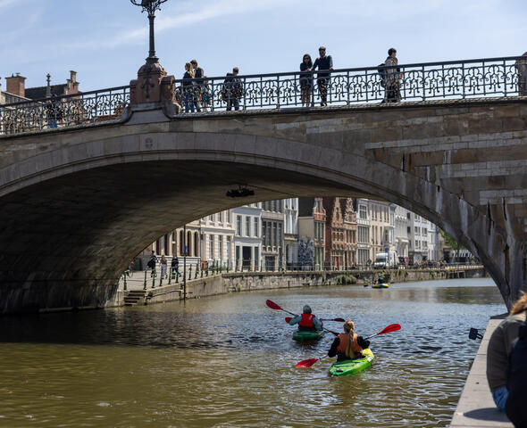 Twee kajaks die onder de Sint-Michielsbrug varen