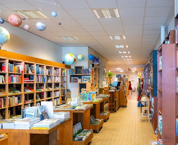 Binnen in boekenwinkel Atlas & Zanzibar