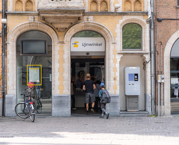 Un homme et un enfant entrent dans le magasin Line