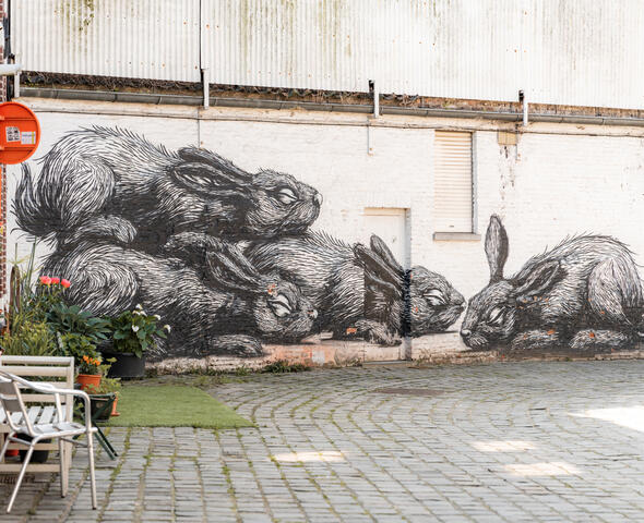 Graffitiwerk met zwart wit konijnen van ROA