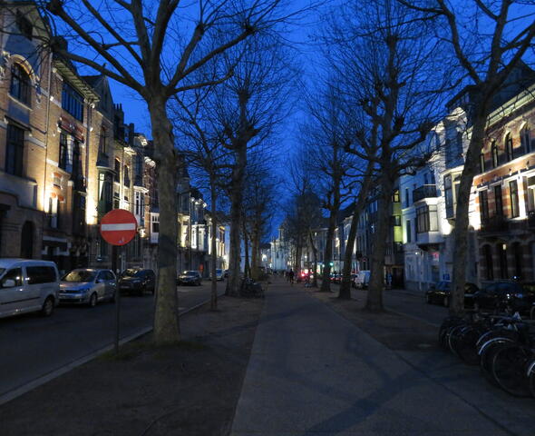 Verlichte gevels van de art-nouveauhuizen bij avond in Gent