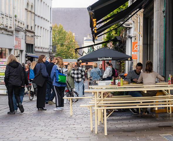 Wandelaars en shoppers in de Hoogpoort in Gent 