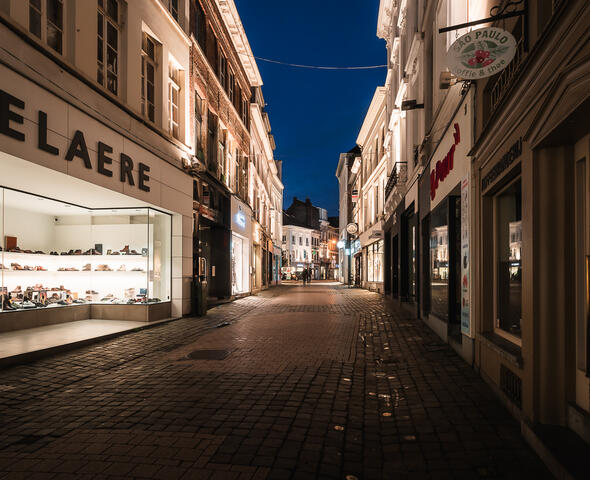 Verlichte etalages van de winkelpanden in de Koestraat in Gent bij valavond