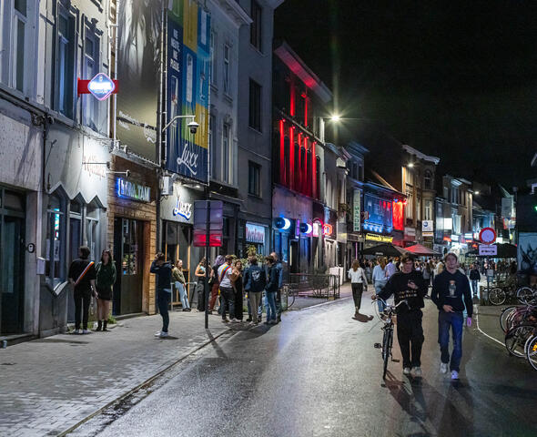 Étudiants dans la Overpoortstraat