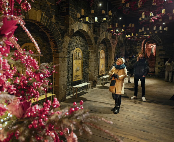 Mensen op bezoek in het Winterwonderkasteel