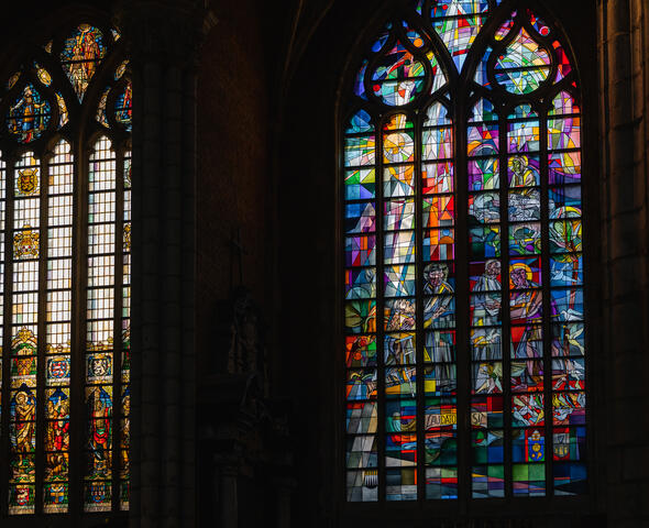 Bunte Glasfenster der St.-Bavo-Kathedrale in Gent