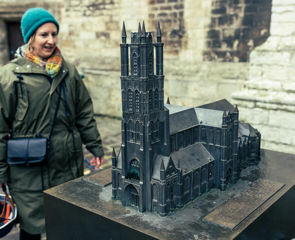 Maaike Blancke erklärt anhand des Modells die St.-Bavo-Kathedrale