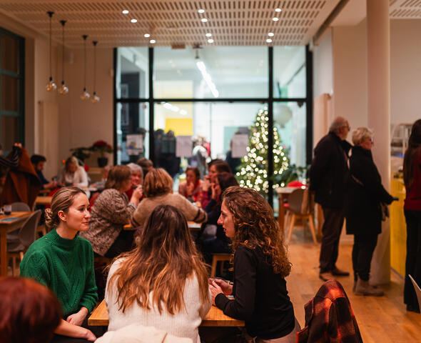 Cosy hustle and bustle in the café