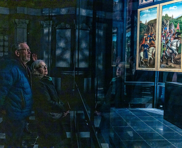 Zwei Personen bewundern der Genter Alter an seinem neuen Standort in der St. Bavo-Kathedrale