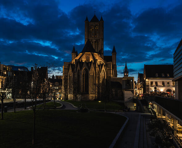 De Sint-Niklaaskerk in Gent wordt prachtig verlicht bij het vallen van de avond