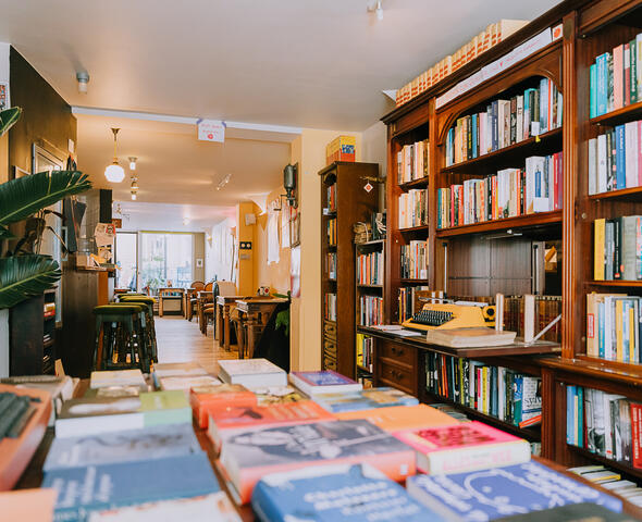 Estanterías y mesa con libros