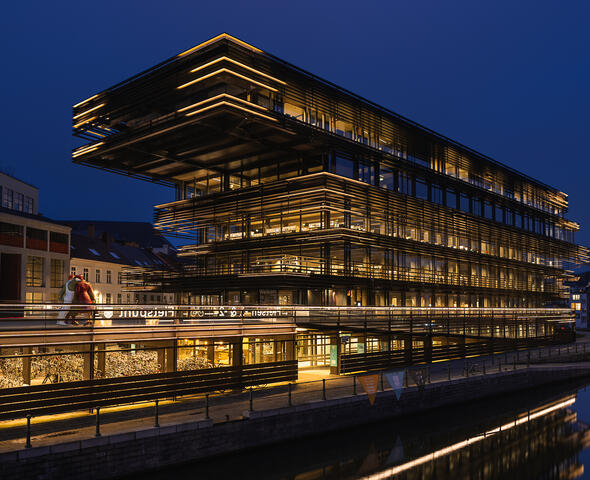 El edificio de la biblioteca iluminada 'de krook' en la noche de caída