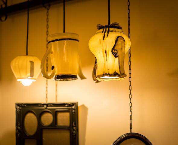 Lampjes in de vorm van theepotten in hotel Flandria in Gent