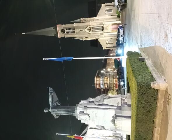 Iglesia de San Lieven iluminada por la noche en Ledebergplein en Gante