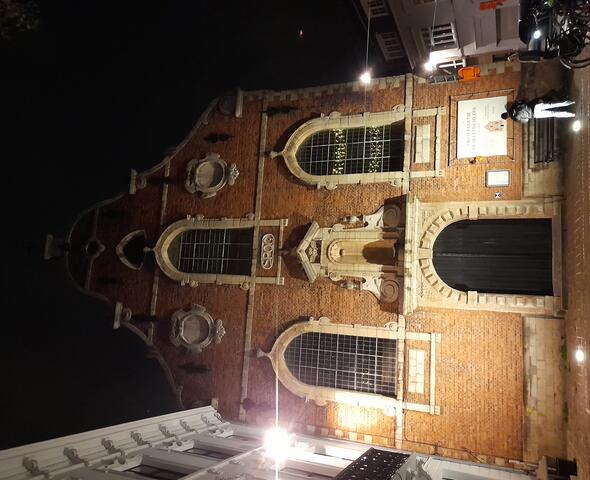Fachada iluminada de la Iglesia de San Cristóbal en Brabantdam en Gante por la noche
