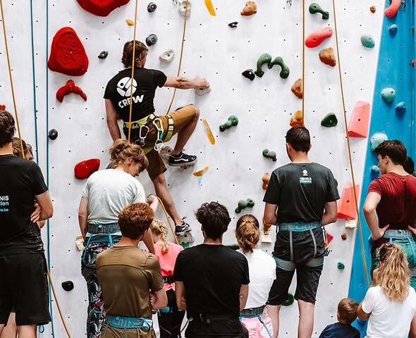 Personas observando una actividad en el gimnasio de escalada Bleau