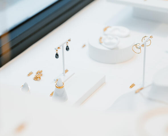 Una serie de joyas se muestran sobre un fondo blanco