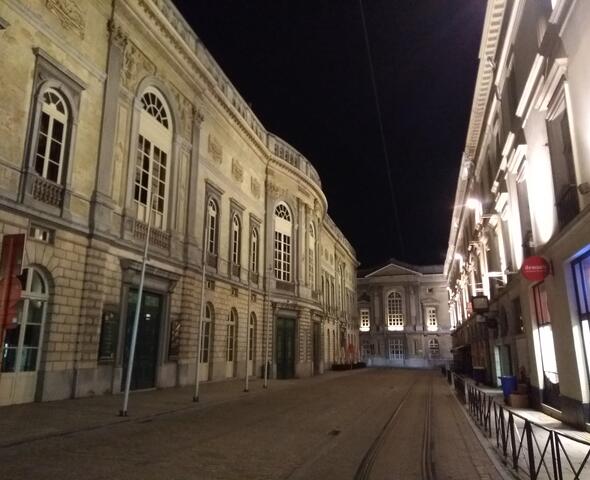 Schouwburgstraat iluminada con vistas al Palacio de Justicia