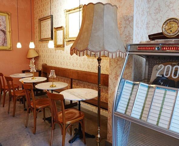 Asientos junto a la gramola