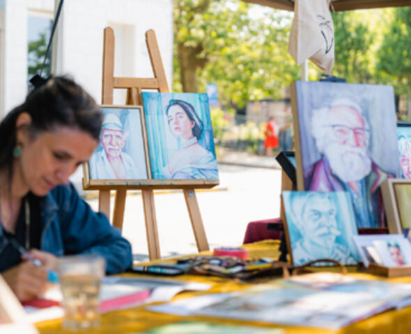 Vrouw schildert portretten