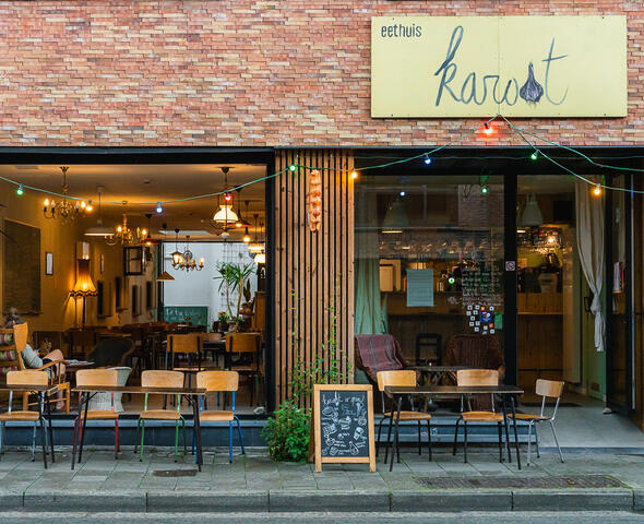 Voorgevel met terras van Eethuis Karoot in de Brugse Poort te Gent