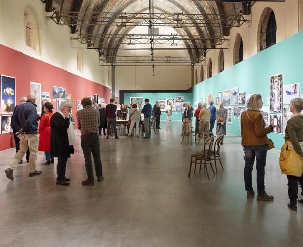 Mensen die een tentoonstelling in de Sint-Pietersabdij bezoeken