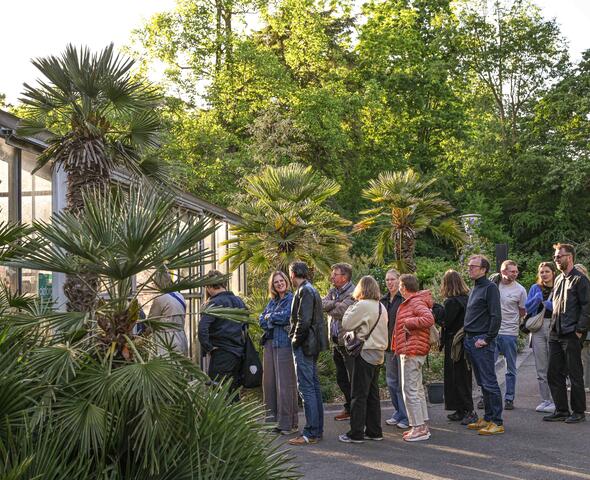 Mensen aan het aanschuiven voor een optreden in de Plantentuin in Gent
