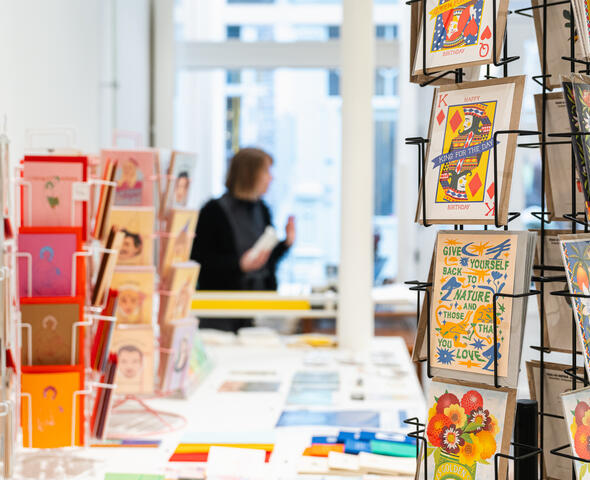 Postkaarten in een winkel