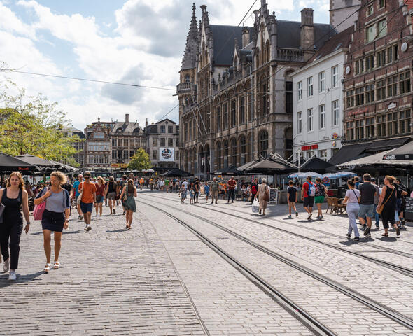 Mensen met shoppingtassen op de Korenmarkt