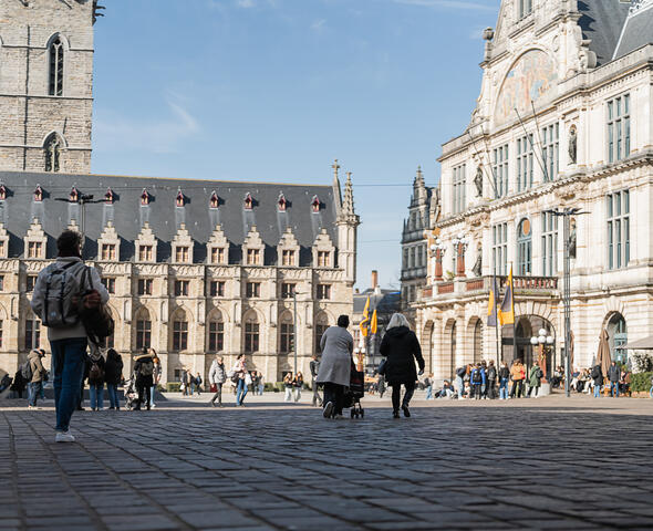 Mensen aan het wandelen op het Sint-Baafsplein