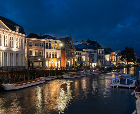 Kraanlei met warme verlichting langs het water