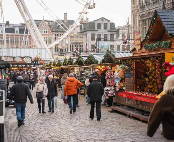 Mensen aan het wandelen op de kerstmarkt in Gent