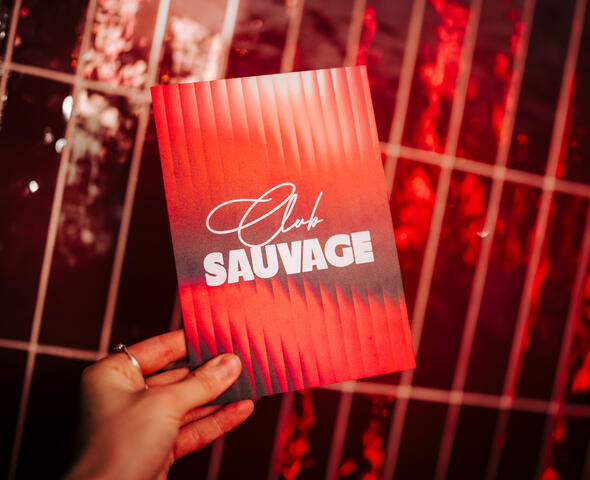 Papier rouge avec l'inscription Club Sauvage