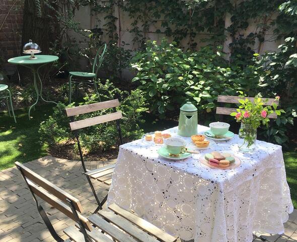 Gedekte tafel buiten op een terras van een B&B