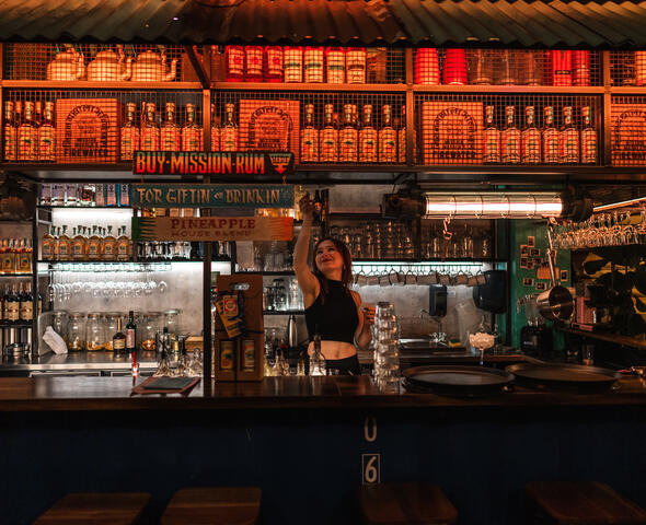 Barvrouw achter de toog