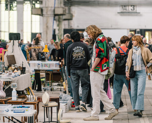 Mensen op een indoor rommelmarkt