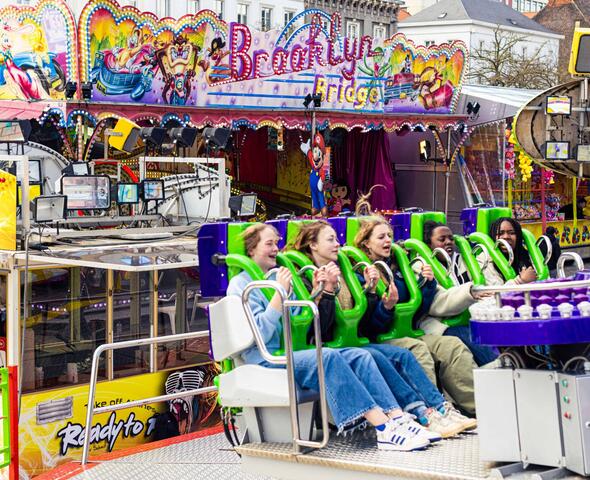 Mensen in een attractie tijdens de halfvastenfoor in Gent
