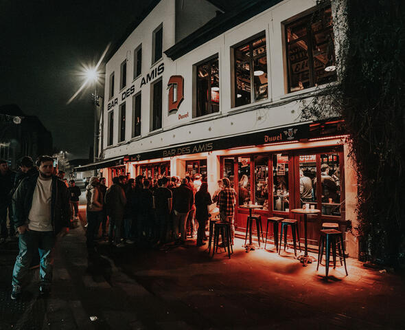 Menschen vor dem Café