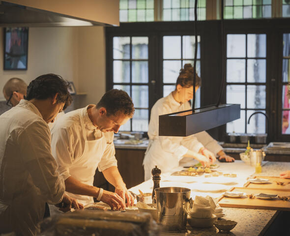 Chef dresseert de borden bij OAK Gent