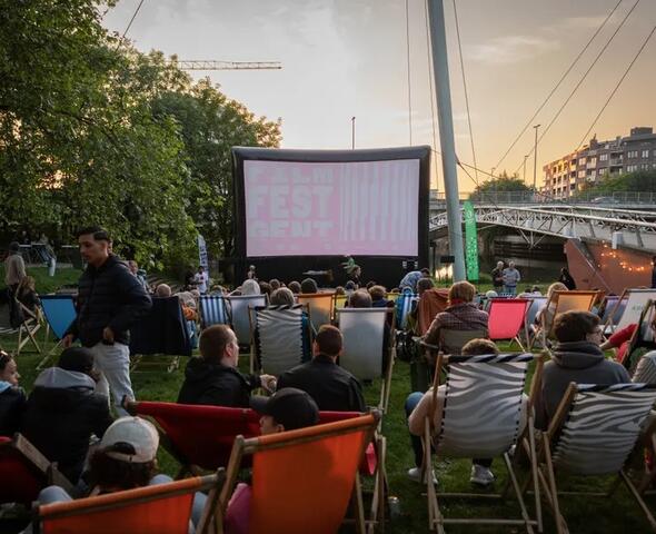 Mensen in stoelen tijdens een openluchtcinema voorstelling