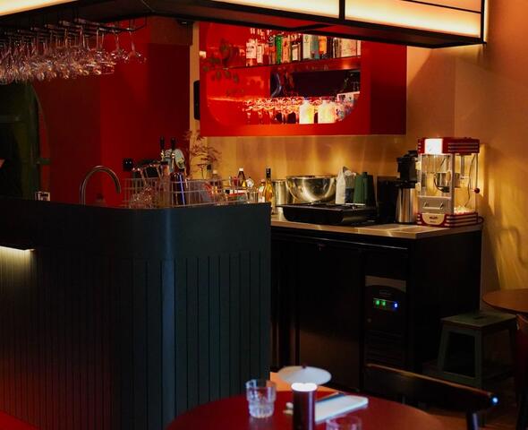 El bar, diseñado al estilo de un cartel publicitario de una antigua sala de cine, con la inscripción «Course by course you disappear», que hace referencia al menú de seis platos del restaurante.
