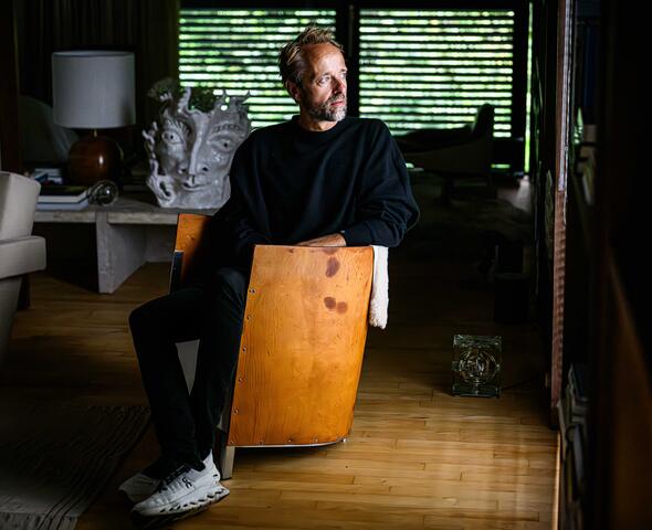 Frederic Hooft dans un fauteuil Maarten Van Severen F88 de 1988