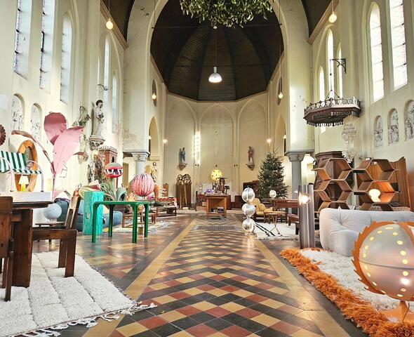 Vintage and second-hand design shop in former church in Ghent