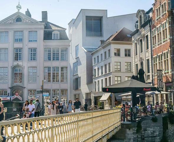 Nieuwe vleugel van het Design Museum Gent aan de Korenlei