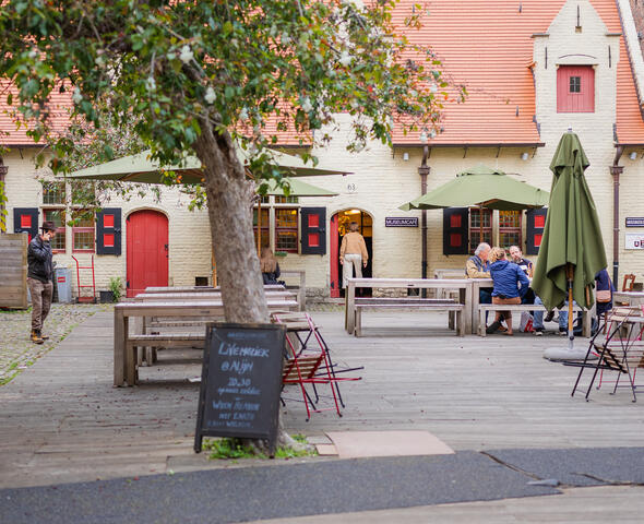 Binnentuin met museumcafé van het Huis van Alijn